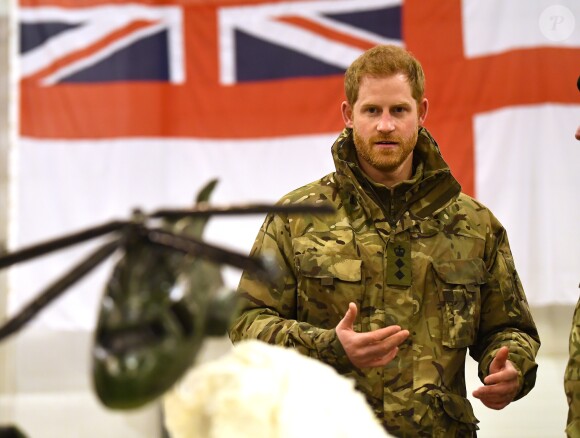 Le prince Harry, duc de Sussex, assiste à des manoeuvres militaires par grand froid à l'occasion des 50 ans du Commando Helicopter Force à Bardufoss, Norvège le 14 février 2019.
