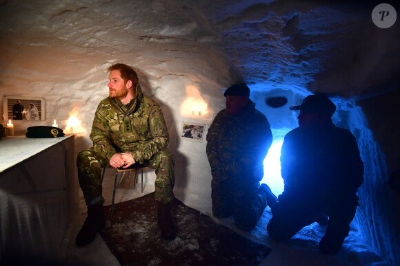 Le prince Harry, duc de Sussex, assiste à des manoeuvres militaires par grand froid à l'occasion des 50 ans du Commando Helicopter Force à Bardufoss, Norvège le 14 février 2019.