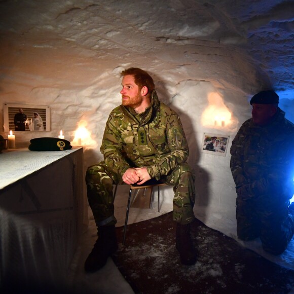 Le prince Harry, duc de Sussex, assiste à des manoeuvres militaires par grand froid à l'occasion des 50 ans du Commando Helicopter Force à Bardufoss, Norvège le 14 février 2019.