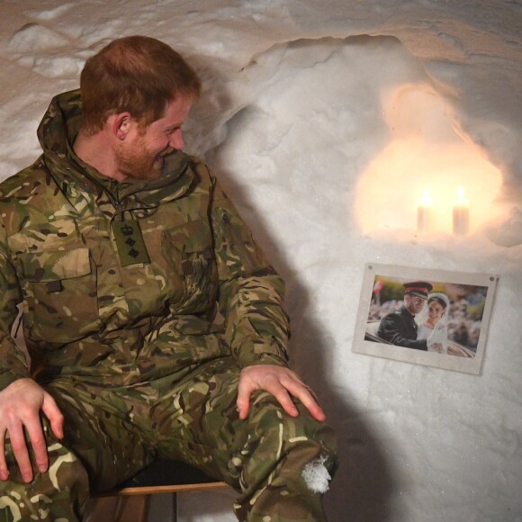 Le prince Harry, duc de Sussex, assiste à des manoeuvres militaires par grand froid à l'occasion des 50 ans du Commando Helicopter Force à Bardufoss, Norvège le 14 février 2019.