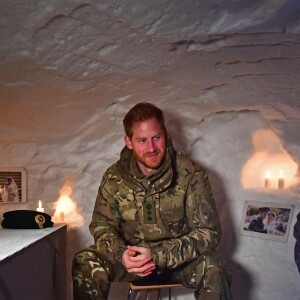 Le prince Harry, duc de Sussex, assiste à des manoeuvres militaires par grand froid à l'occasion des 50 ans du Commando Helicopter Force à Bardufoss, Norvège le 14 février 2019.