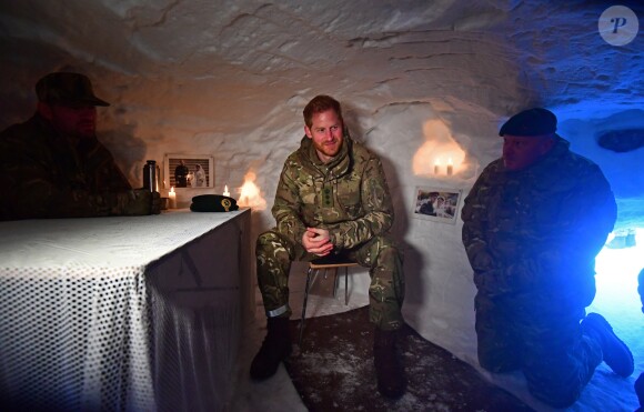 Le prince Harry, duc de Sussex, assiste à des manoeuvres militaires par grand froid à l'occasion des 50 ans du Commando Helicopter Force à Bardufoss, Norvège le 14 février 2019.