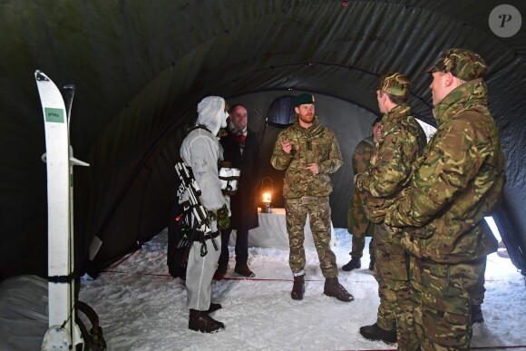 Le prince Harry, duc de Sussex, assiste à des manoeuvres militaires par grand froid à l'occasion des 50 ans du Commando Helicopter Force à Bardufoss, Norvège le 14 février 2019.
