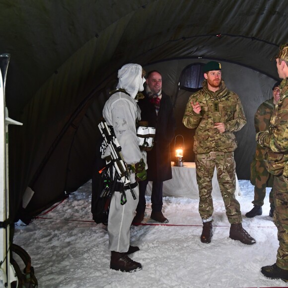 Le prince Harry, duc de Sussex, assiste à des manoeuvres militaires par grand froid à l'occasion des 50 ans du Commando Helicopter Force à Bardufoss, Norvège le 14 février 2019.