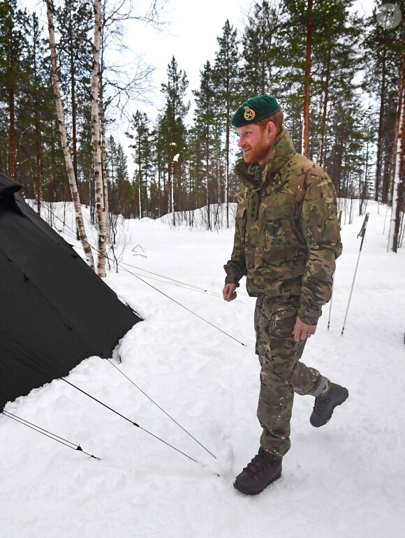 Le prince Harry, duc de Sussex, assiste à des manoeuvres militaires par grand froid à l'occasion des 50 ans du Commando Helicopter Force à Bardufoss, Norvège le 14 février 2019.