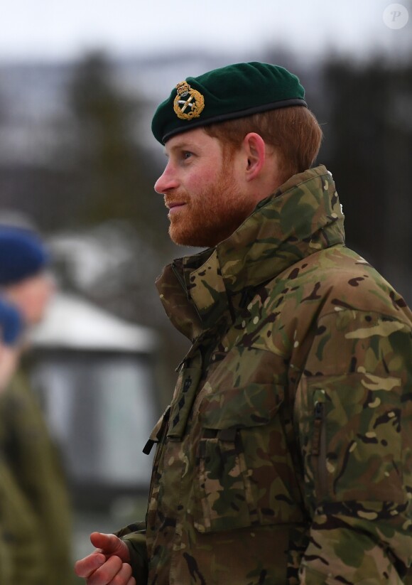 Le prince Harry, duc de Sussex, assiste à des manoeuvres militaires par grand froid à l'occasion des 50 ans du Commando Helicopter Force à Bardufoss, Norvège le 14 février 2019.