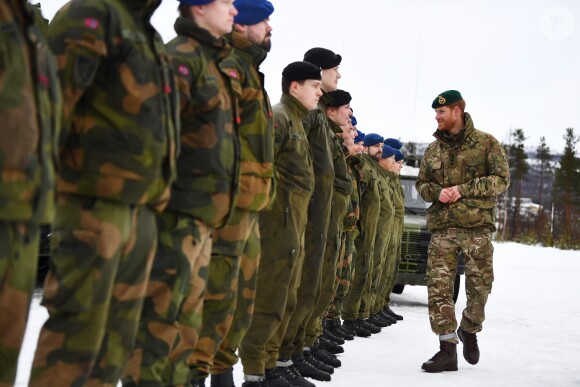Le prince Harry, duc de Sussex, assiste à des manoeuvres militaires par grand froid à l'occasion des 50 ans du Commando Helicopter Force à Bardufoss, Norvège le 14 février 2019.
