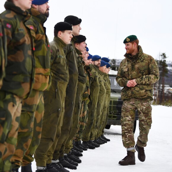Le prince Harry, duc de Sussex, assiste à des manoeuvres militaires par grand froid à l'occasion des 50 ans du Commando Helicopter Force à Bardufoss, Norvège le 14 février 2019.