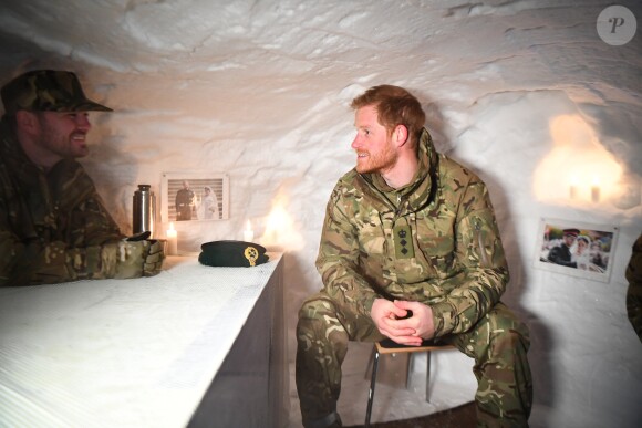 Le prince Harry, duc de Sussex, assiste à des manoeuvres militaires par grand froid à l'occasion des 50 ans du Commando Helicopter Force à Bardufoss, Norvège le 14 février 2019.
