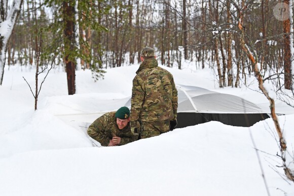 Le prince Harry, duc de Sussex, assiste à des manoeuvres militaires par grand froid à l'occasion des 50 ans du Commando Helicopter Force à Bardufoss, Norvège le 14 février 2019.