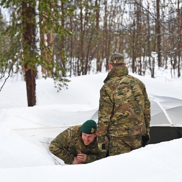 Le prince Harry, duc de Sussex, assiste à des manoeuvres militaires par grand froid à l'occasion des 50 ans du Commando Helicopter Force à Bardufoss, Norvège le 14 février 2019.