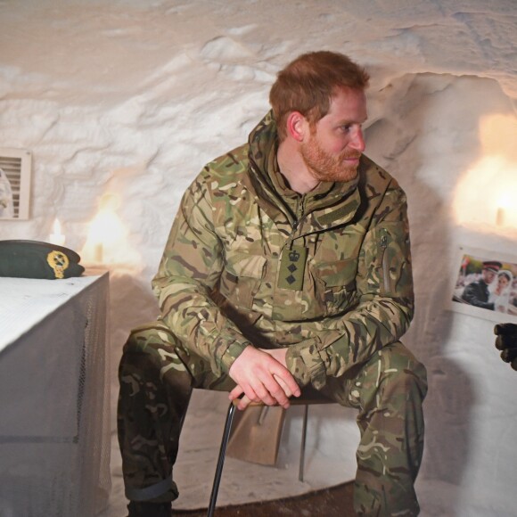 Le prince Harry, duc de Sussex, assiste à des manoeuvres militaires par grand froid à l'occasion des 50 ans du Commando Helicopter Force à Bardufoss, Norvège le 14 février 2019.