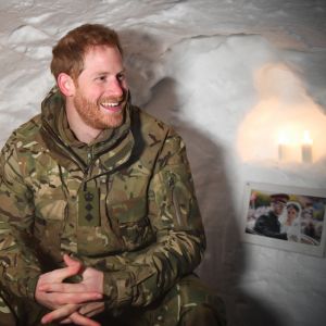 Le prince Harry, duc de Sussex, assiste à des manoeuvres militaires par grand froid à l'occasion des 50 ans du Commando Helicopter Force à Bardufoss, Norvège le 14 février 2019.