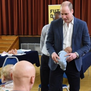 Le prince William, duc de Cambridge, rencontre des jeunes pères lors d'une réunion de groupe pour les aider dans leurs futures responsabilités au centre Abbey de Westminster le 14 février 2019.