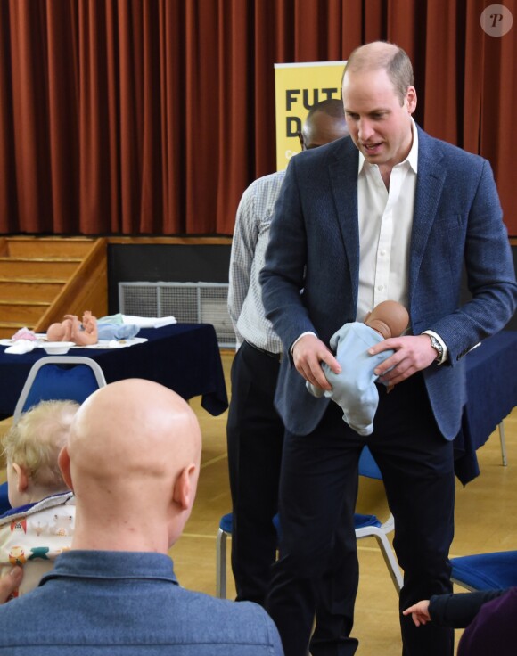 Le prince William, duc de Cambridge, rencontre des jeunes pères lors d'une réunion de groupe pour les aider dans leurs futures responsabilités au centre Abbey de Westminster le 14 février 2019.