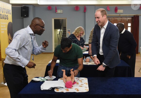 Le prince William, duc de Cambridge, rencontre des jeunes pères lors d'une réunion de groupe pour les aider dans leurs futures responsabilités au centre Abbey de Westminster le 14 février 2019.