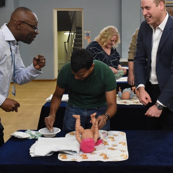 Le prince William, duc de Cambridge, rencontre des jeunes pères lors d'une réunion de groupe pour les aider dans leurs futures responsabilités au centre Abbey de Westminster le 14 février 2019.