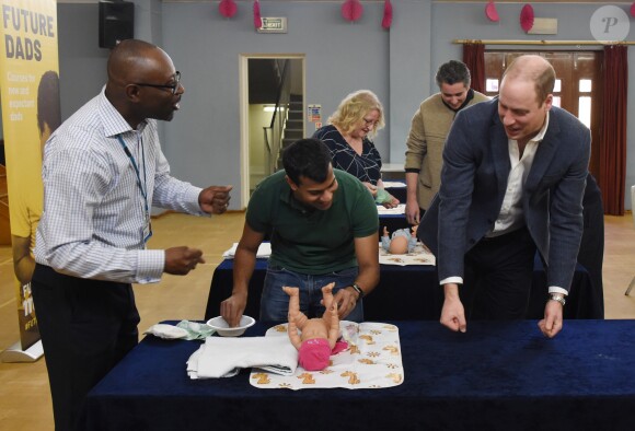 Le prince William, duc de Cambridge, rencontre des jeunes pères lors d'une réunion de groupe pour les aider dans leurs futures responsabilités au centre Abbey de Westminster le 14 février 2019.