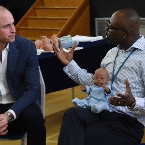 Le prince William, duc de Cambridge, rencontre des jeunes pères lors d'une réunion de groupe pour les aider dans leurs futures responsabilités au centre Abbey de Westminster le 14 février 2019.