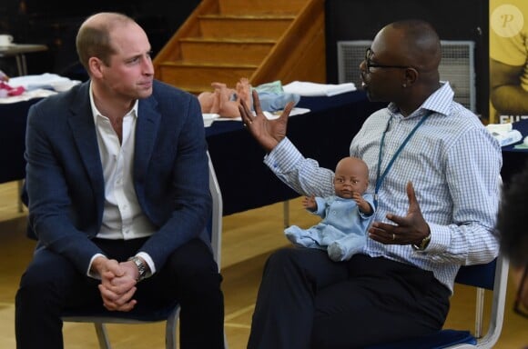 Le prince William, duc de Cambridge, rencontre des jeunes pères lors d'une réunion de groupe pour les aider dans leurs futures responsabilités au centre Abbey de Westminster le 14 février 2019.