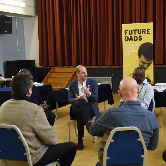 Le prince William, duc de Cambridge, rencontre des jeunes pères lors d'une réunion de groupe pour les aider dans leurs futures responsabilités au centre Abbey de Westminster le 14 février 2019.
