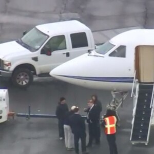 Grosse frayeur pour Jennifer Aniston et ses amies à bord d'un jet privé en partance pour le Mexique. Jennifer Aniston, Courteney Cox et Molly Kimmel ont embarqué à bord d'un jet privé pour le Mexique, cependant, elles ont été forcées de se poser d'urgence après que l'avion ait perdu une roue lors du décollage vers 11h. L'avion a atterri en toute sécurité à l'aéroport international de l'Ontario vers 14 heures. Finalement, vers 14 h 03, Jennifer Aniston et ses amis ont débarqué de leur jet privé avant de monter dans un autre avion privé. À 16 h 26, le nouvel avion a décollé à destination de Cabo San Lucas pour continuer le voyage et les festivités de l'anniversaire de Jennifer. Ontario, le 15 février 2019.