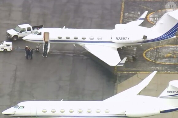 Grosse frayeur pour Jennifer Aniston et ses amies à bord d'un jet privé en partance pour le Mexique. Jennifer Aniston, Courteney Cox et Molly Kimmel ont embarqué à bord d'un jet privé pour le Mexique, cependant, elles ont été forcées de se poser d'urgence après que l'avion ait perdu une roue lors du décollage vers 11h. L'avion a atterri en toute sécurité à l'aéroport international de l'Ontario vers 14 heures. Finalement, vers 14 h 03, Jennifer Aniston et ses amis ont débarqué de leur jet privé avant de monter dans un autre avion privé. À 16 h 26, le nouvel avion a décollé à destination de Cabo San Lucas pour continuer le voyage et les festivités de l'anniversaire de Jennifer. Ontario, le 15 février 2019.