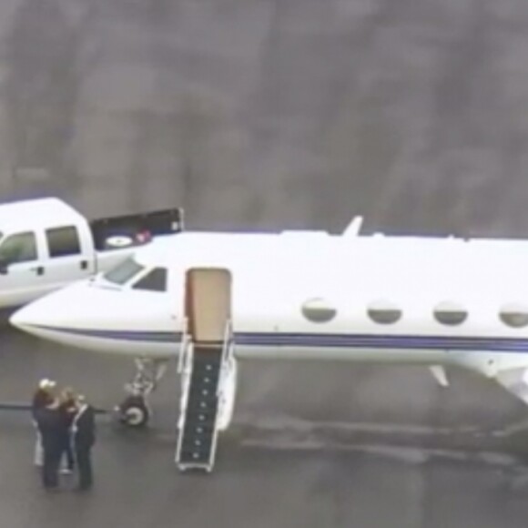 Grosse frayeur pour Jennifer Aniston et ses amies à bord d'un jet privé en partance pour le Mexique. Jennifer Aniston, Courteney Cox et Molly Kimmel ont embarqué à bord d'un jet privé pour le Mexique, cependant, elles ont été forcées de se poser d'urgence après que l'avion ait perdu une roue lors du décollage vers 11h. L'avion a atterri en toute sécurité à l'aéroport international de l'Ontario vers 14 heures. Finalement, vers 14 h 03, Jennifer Aniston et ses amis ont débarqué de leur jet privé avant de monter dans un autre avion privé. À 16 h 26, le nouvel avion a décollé à destination de Cabo San Lucas pour continuer le voyage et les festivités de l'anniversaire de Jennifer. Ontario, le 15 février 2019.