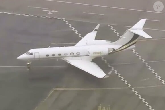 Grosse frayeur pour Jennifer Aniston et ses amies à bord d'un jet privé en partance pour le Mexique. Jennifer Aniston, Courteney Cox et Molly Kimmel ont embarqué à bord d'un jet privé pour le Mexique, cependant, elles ont été forcées de se poser d'urgence après que l'avion ait perdu une roue lors du décollage vers 11h. L'avion a atterri en toute sécurité à l'aéroport international de l'Ontario vers 14 heures. Finalement, vers 14 h 03, Jennifer Aniston et ses amis ont débarqué de leur jet privé avant de monter dans un autre avion privé. À 16 h 26, le nouvel avion a décollé à destination de Cabo San Lucas pour continuer le voyage et les festivités de l'anniversaire de Jennifer. Ontario, le 15 février 2019.