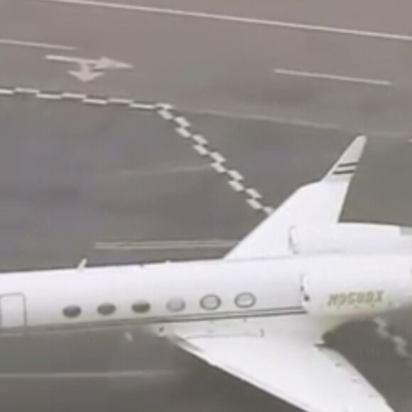 Grosse frayeur pour Jennifer Aniston et ses amies à bord d'un jet privé en partance pour le Mexique. Jennifer Aniston, Courteney Cox et Molly Kimmel ont embarqué à bord d'un jet privé pour le Mexique, cependant, elles ont été forcées de se poser d'urgence après que l'avion ait perdu une roue lors du décollage vers 11h. L'avion a atterri en toute sécurité à l'aéroport international de l'Ontario vers 14 heures. Finalement, vers 14 h 03, Jennifer Aniston et ses amis ont débarqué de leur jet privé avant de monter dans un autre avion privé. À 16 h 26, le nouvel avion a décollé à destination de Cabo San Lucas pour continuer le voyage et les festivités de l'anniversaire de Jennifer. Ontario, le 15 février 2019.