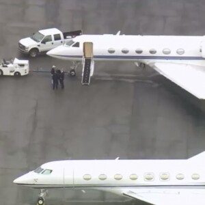 Grosse frayeur pour Jennifer Aniston et ses amies à bord d'un jet privé en partance pour le Mexique. Jennifer Aniston, Courteney Cox et Molly Kimmel ont embarqué à bord d'un jet privé pour le Mexique, cependant, elles ont été forcées de se poser d'urgence après que l'avion ait perdu une roue lors du décollage vers 11h. L'avion a atterri en toute sécurité à l'aéroport international de l'Ontario vers 14 heures. Finalement, vers 14 h 03, Jennifer Aniston et ses amis ont débarqué de leur jet privé avant de monter dans un autre avion privé. À 16 h 26, le nouvel avion a décollé à destination de Cabo San Lucas pour continuer le voyage et les festivités de l'anniversaire de Jennifer. Ontario, le 15 février 2019.