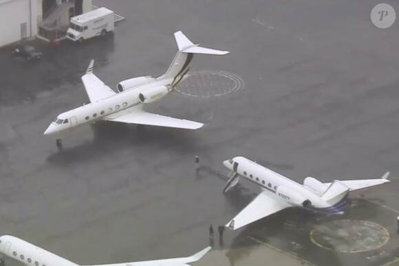 Grosse frayeur pour Jennifer Aniston et ses amies à bord d'un jet privé en partance pour le Mexique. Jennifer Aniston, Courteney Cox et Molly Kimmel ont embarqué à bord d'un jet privé pour le Mexique, cependant, elles ont été forcées de se poser d'urgence après que l'avion ait perdu une roue lors du décollage vers 11h. L'avion a atterri en toute sécurité à l'aéroport international de l'Ontario vers 14 heures. Finalement, vers 14 h 03, Jennifer Aniston et ses amis ont débarqué de leur jet privé avant de monter dans un autre avion privé. À 16 h 26, le nouvel avion a décollé à destination de Cabo San Lucas pour continuer le voyage et les festivités de l'anniversaire de Jennifer. Ontario, le 15 février 2019.