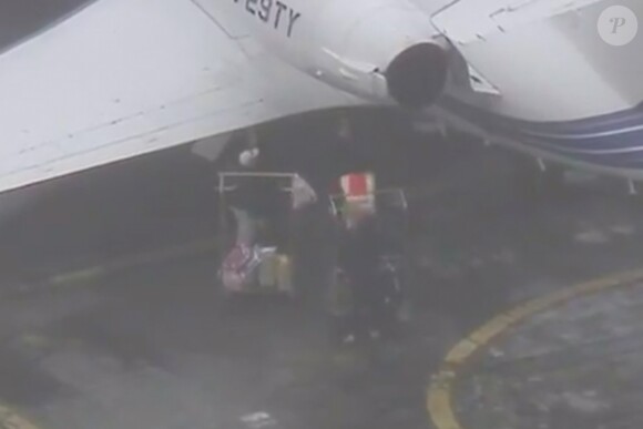 Grosse frayeur pour Jennifer Aniston et ses amies à bord d'un jet privé en partance pour le Mexique. Jennifer Aniston, Courteney Cox et Molly Kimmel ont embarqué à bord d'un jet privé pour le Mexique, cependant, elles ont été forcées de se poser d'urgence après que l'avion ait perdu une roue lors du décollage vers 11h. L'avion a atterri en toute sécurité à l'aéroport international de l'Ontario vers 14 heures. Finalement, vers 14 h 03, Jennifer Aniston et ses amis ont débarqué de leur jet privé avant de monter dans un autre avion privé. À 16 h 26, le nouvel avion a décollé à destination de Cabo San Lucas pour continuer le voyage et les festivités de l'anniversaire de Jennifer. Ontario, le 15 février 2019.