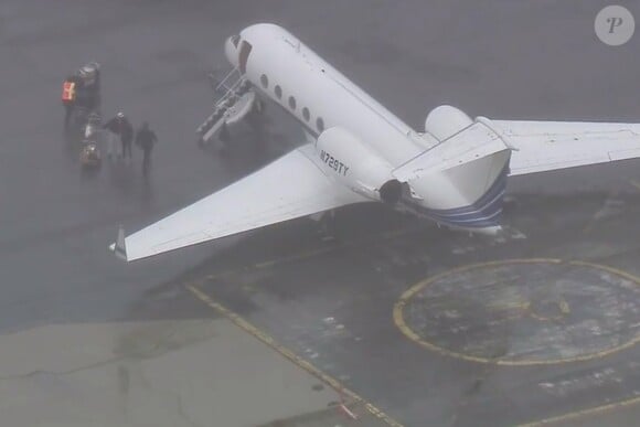 Grosse frayeur pour Jennifer Aniston et ses amies à bord d'un jet privé en partance pour le Mexique. Jennifer Aniston, Courteney Cox et Molly Kimmel ont embarqué à bord d'un jet privé pour le Mexique, cependant, elles ont été forcées de se poser d'urgence après que l'avion ait perdu une roue lors du décollage vers 11h. L'avion a atterri en toute sécurité à l'aéroport international de l'Ontario vers 14 heures. Finalement, vers 14 h 03, Jennifer Aniston et ses amis ont débarqué de leur jet privé avant de monter dans un autre avion privé. À 16 h 26, le nouvel avion a décollé à destination de Cabo San Lucas pour continuer le voyage et les festivités de l'anniversaire de Jennifer. Ontario, le 15 février 2019.