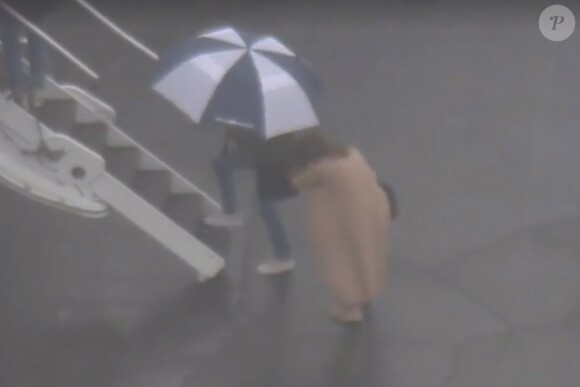 Grosse frayeur pour Jennifer Aniston et ses amies à bord d'un jet privé en partance pour le Mexique. Jennifer Aniston, Courteney Cox et Molly Kimmel ont embarqué à bord d'un jet privé pour le Mexique, cependant, elles ont été forcées de se poser d'urgence après que l'avion ait perdu une roue lors du décollage vers 11h. L'avion a atterri en toute sécurité à l'aéroport international de l'Ontario vers 14 heures. Finalement, vers 14 h 03, Jennifer Aniston et ses amis ont débarqué de leur jet privé avant de monter dans un autre avion privé. À 16 h 26, le nouvel avion a décollé à destination de Cabo San Lucas pour continuer le voyage et les festivités de l'anniversaire de Jennifer. Ontario, le 15 février 2019.