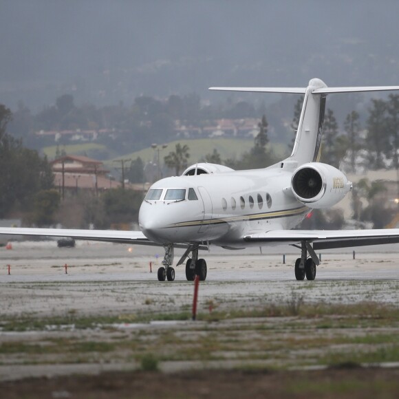 Grosse frayeur pour Jennifer Aniston et ses amies à bord d'un jet privé en partance pour le Mexique. Jennifer Aniston, Courteney Cox et Molly Kimmel ont embarqué à bord d'un jet privé pour le Mexique, cependant, elles ont été forcées de se poser d'urgence après que l'avion ait perdu une roue lors du décollage vers 11h. L'avion a atterri en toute sécurité à l'aéroport international de l'Ontario vers 14 heures. Finalement, vers 14 h 03, Jennifer Aniston et ses amis ont débarqué de leur jet privé avant de monter dans un autre avion privé. À 16 h 26, le nouvel avion a décollé à destination de Cabo San Lucas pour continuer le voyage et les festivités de l'anniversaire de Jennifer. Ontario, le 15 février 2019.