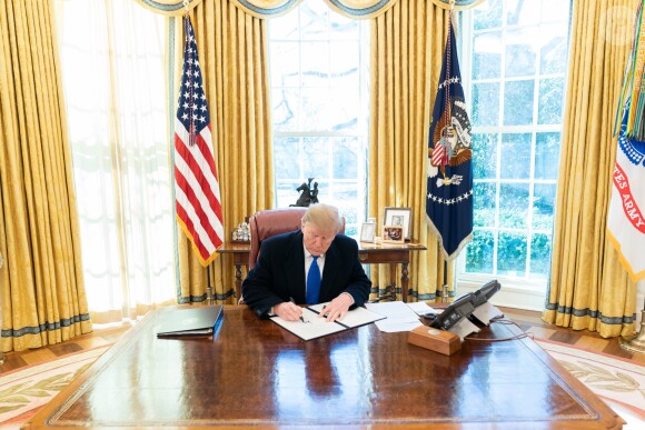 Le président Donald Trump signe un décret national d'urgence pour construire le mur entre le Mexique et les États-Unis à la Maison Blanche le 15 Février 2019.