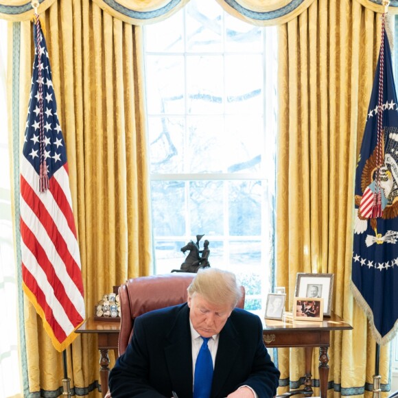 Le président Donald Trump signe un décret national d'urgence pour construire le mur entre le Mexique et les États-Unis à la Maison Blanche le 15 Février 2019.