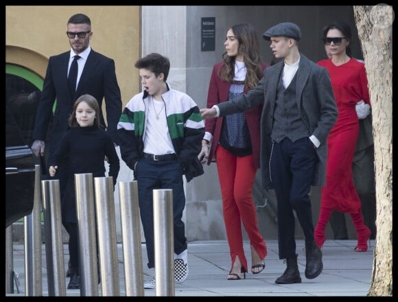 Les Beckham et la petite amie de Brooklyn, Hana Cross, quittent le musée Tate Britain à l'issue du défilé Victoria Beckham. Londres, le 17 février 2019.