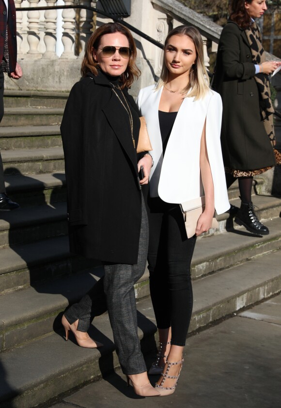 La soeur de Victoria, Louise Adams (à gauche) arrive au musée Tate Britain pour assister au défilé Victoria Beckham. Londres, le 17 février 2019.