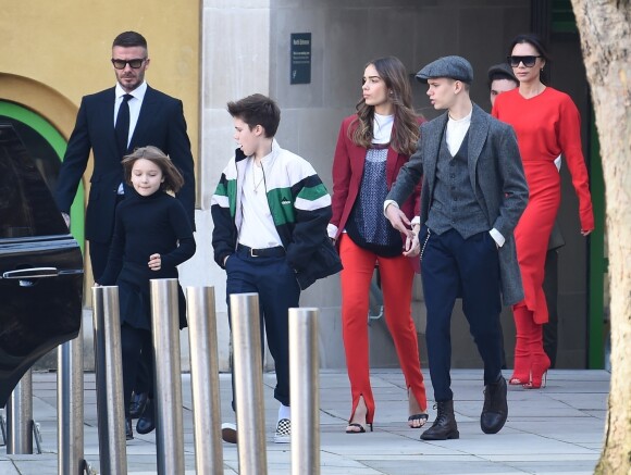 La famille Beckham (David Beckham, Victoria Beckham, Harper Beckham, Romeo Beckham, Cruz Beckham, Brooklyn Beckham et sa compagne Hana Cros) quitte le défilé de Victoria Beckham lors de la London Fashion Week (Semaine de la mode à Londres) le 17 février 2019.