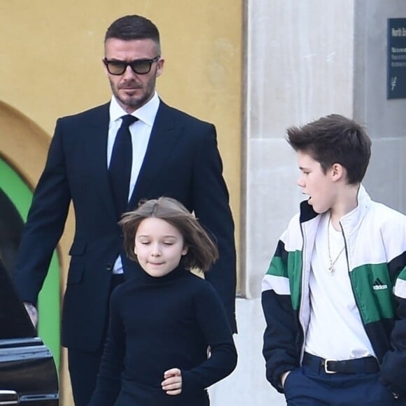 La famille Beckham (David Beckham, Victoria Beckham, Harper Beckham, Romeo Beckham, Cruz Beckham, Brooklyn Beckham et sa compagne Hana Cros) quitte le défilé de Victoria Beckham lors de la London Fashion Week (Semaine de la mode à Londres) le 17 février 2019.