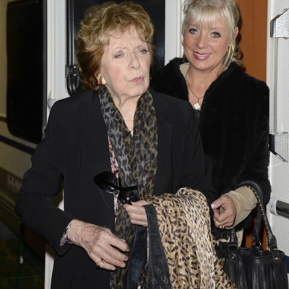 Marthe Mercadier et sa fille Véronique dans une une caravane mise à leur disposition par les forains, au coeur du bois de Vincennes le 4 avril 2014 .