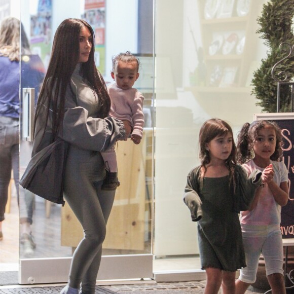 Exclusif - Kim Kardashian et son mari Kanye West emmènent leurs enfants Saint, North et Chicago chez Color Me Mine Ceramic faire de la peinture sur poterie à Calabasas, Los Angeles. Le 19 janvier 2019