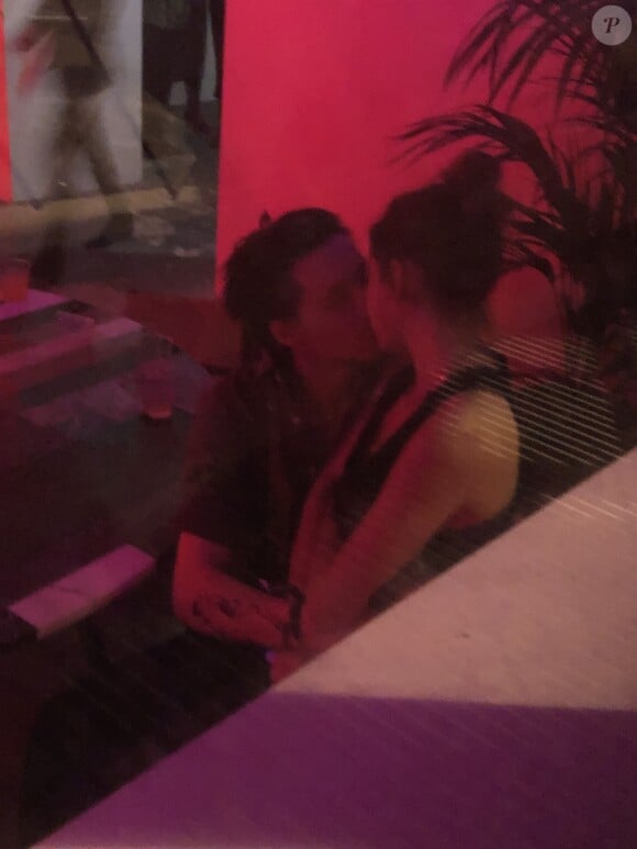 Brooklyn Beckham et sa compagne Hana Cross s'embrassent pendant la soirée Love Magazine au club Tape lors de la Fashion Week de Londres, le 18 février 2019.