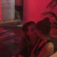 Brooklyn Beckham et sa compagne Hana Cross s'embrassent pendant la soirée Love Magazine au club Tape lors de la Fashion Week de Londres, le 18 février 2019.
