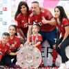 Franck Ribéry champion d'Allemagne avec son équipe du Bayern Munich célèbre son nouveau sacre avec sa femme Wahiba et leurs quatre enfants, Hizya, Shakinez, Seïf el Islam et Mohammed. Instagram, mai 2018.