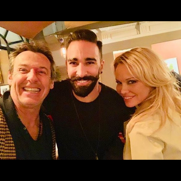 Jean-Luc Reichmann pose avec Adil Rami et Pamela Anderson à Marseille à l'occasion d'une représentation de la pièce "Nuit d'ivresse" le 31 janvier 2019.