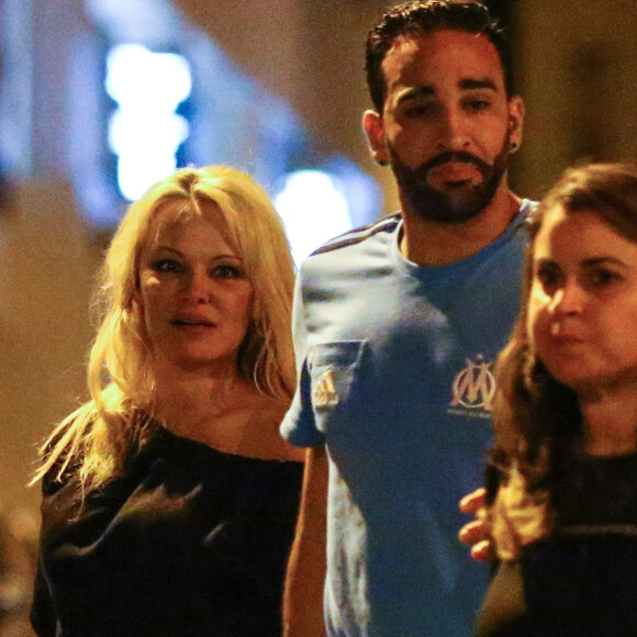 Exclusif - Pamela Anderson et son nouveau compagnon le footballeur français Adil Rami vont dîner en amoureux au restaurant "la Villa" après la victoire de l'OM contre Toulouse (2-0) , Marseille le 24 septembre 2017.