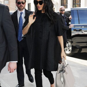 Meghan Markle, duchesse de Sussex, enceinte, sort de son hôtel à New York le 19 février 2019.